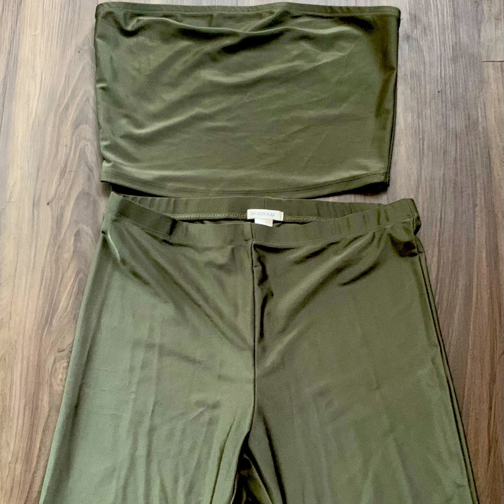 This item is very stretchy and it has never been worn.